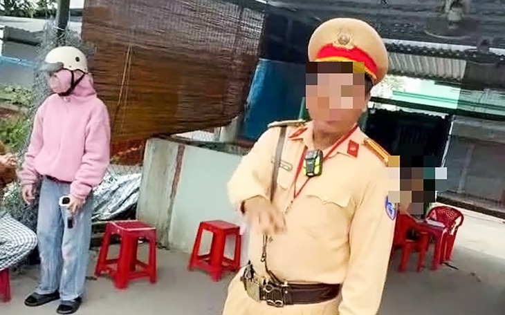 Chạy xe máy không xuất trình được giấy tờ còn quay clip ‘đấu tố’ cảnh sát giao thông - Ảnh 1. cảnh sát giao thông - Ảnh 1.
