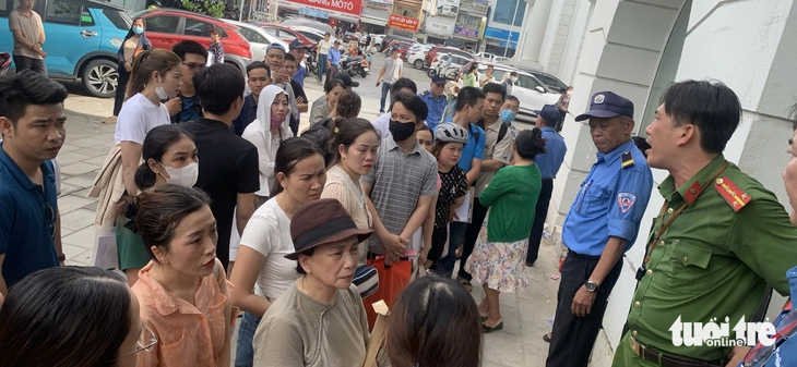 Cả ngàn người chen lấn suốt đêm mua nhà ở xã hội ở Đà Nẵng - Ảnh 5.