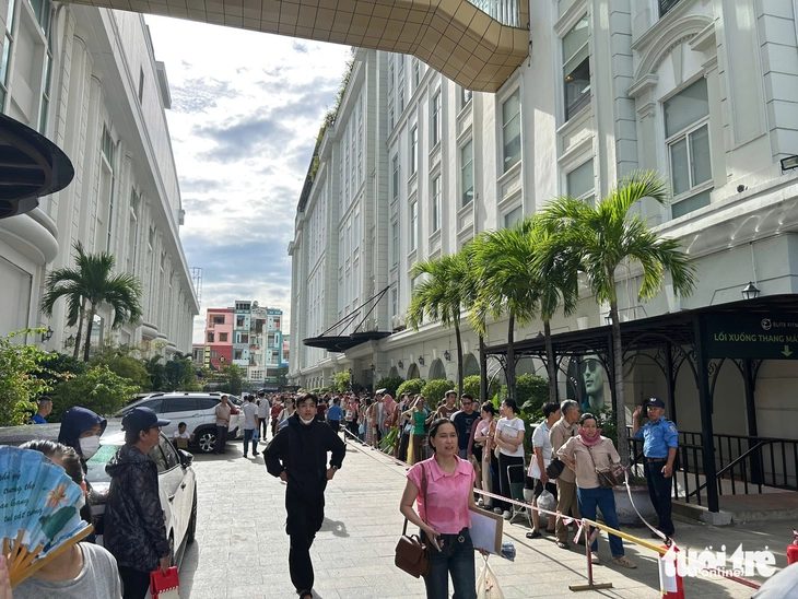 Cả ngàn người chen lấn suốt đêm mua nhà ở xã hội ở Đà Nẵng - Ảnh 6.