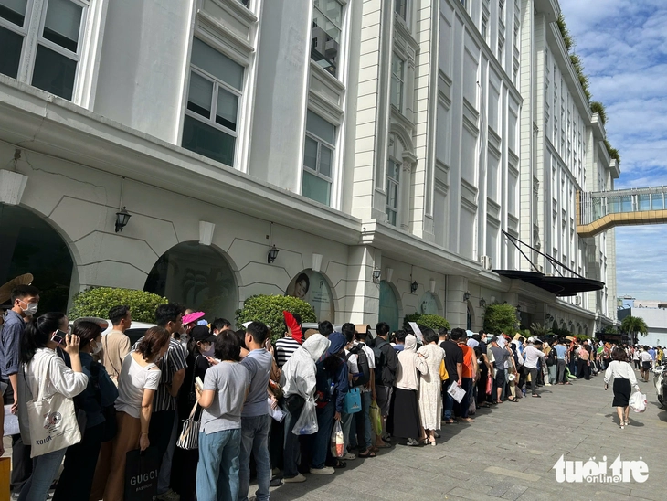Cả ngàn người chen lấn suốt đêm mua nhà ở xã hội ở Đà Nẵng - Ảnh 7.