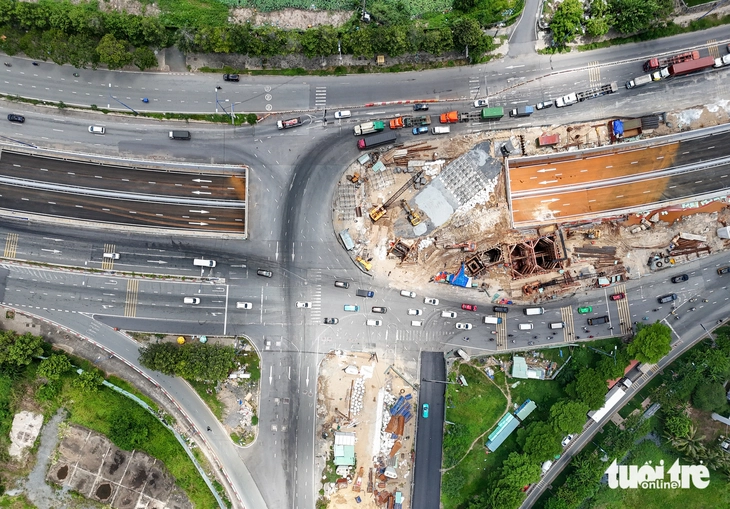 Thông xe hầm chui đầu tiên của vòng xoay An Phú - Ảnh 3.