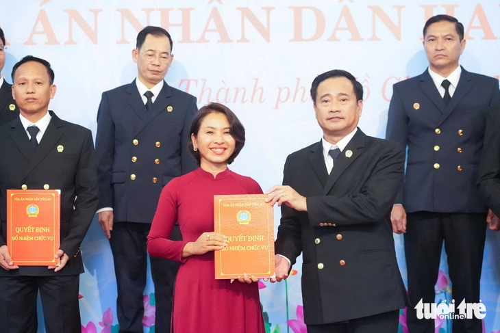 Bổ nhiệm 19 chánh án và 96 phó chánh án tòa án khu vực tại TP.HCM - Ảnh 4. Bổ nhiệm 19 chánh án và 96 phó chánh án tòa án khu vực tại TP.HCM - Ảnh 4.