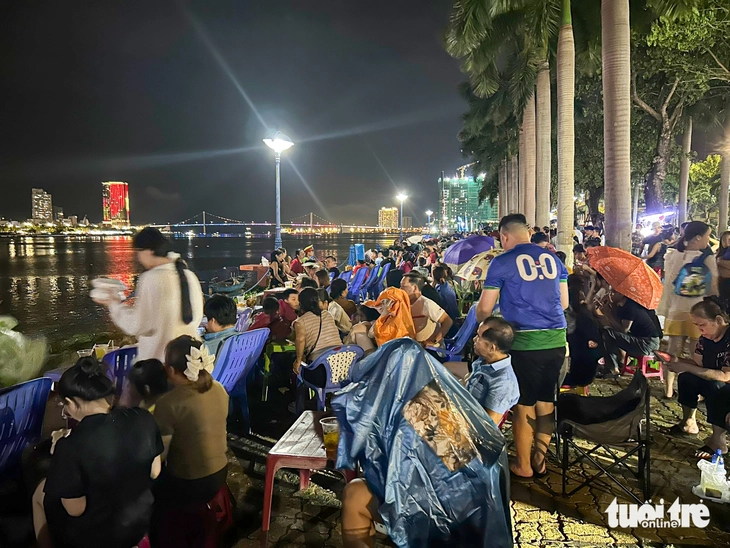 Người dân đội mưa xem pháo hoa mừng Đà Nẵng - Quảng Nam 'về một nhà' - Ảnh 2.