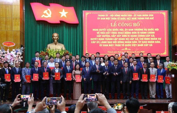 Danh sách lãnh đạo 40 xã, phường ở thành phố Huế từ 1-7 - Ảnh 1.