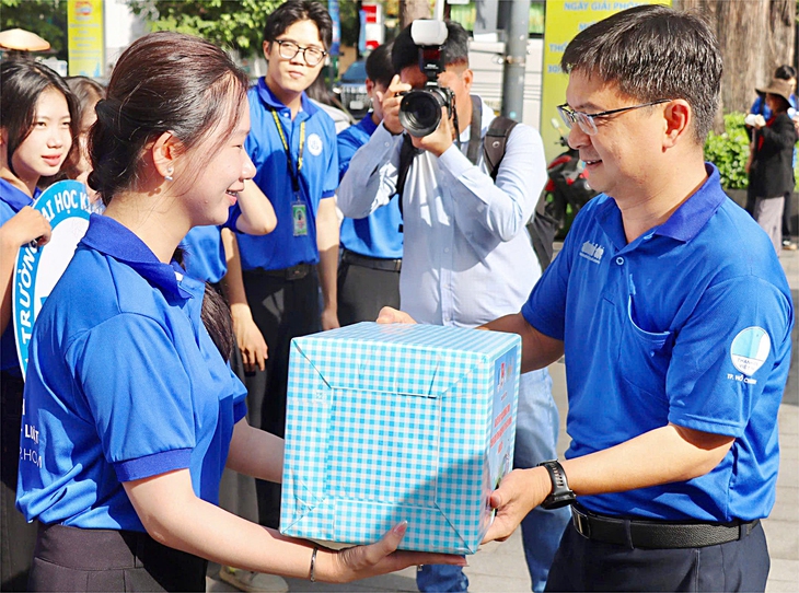 Biểu tượng khát vọng dấn thân, cống hiến - Ảnh 3. Biểu tượng khát vọng dấn thân, cống hiến - Ảnh 3.