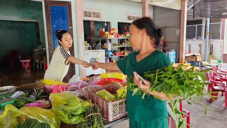 Ở nơi ‘ngọn rau khoai bò qua 2 tỉnh', dân nói lòng người đã như một tỉnh lâu rồi - Ảnh 2.