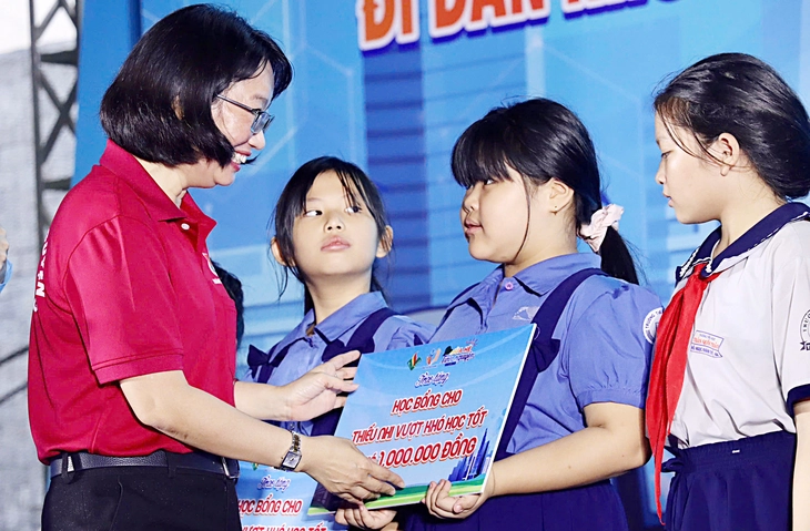 Biểu tượng khát vọng dấn thân, cống hiến - Ảnh 2. dấn thân - Ảnh 2.