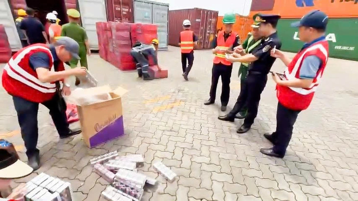 Hải quan phát hiện đường dây làm nhái thuốc lá 'khủng', bắt nhiều vụ buôn lậu lớn- Ảnh 1. Hải quan phát hiện đường dây làm nhái thuốc lá 'khủng', bắt nhiều vụ buôn lậu lớn - Ảnh 1.