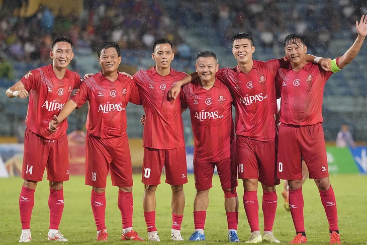 Văn Quyến tỏa sáng, Việt Nam All Stars thắng huyền thoại Man United - Ảnh 1.
