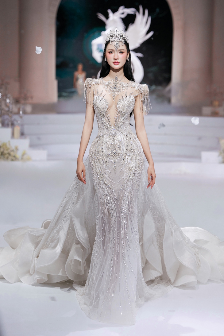 Tiểu Vy, Kiều Duy hóa thành nữ thần trong thiết kế của Phạm Đăng Anh Thư - Ảnh 4. Phạm Đăng Anh Thư - Ảnh 4.