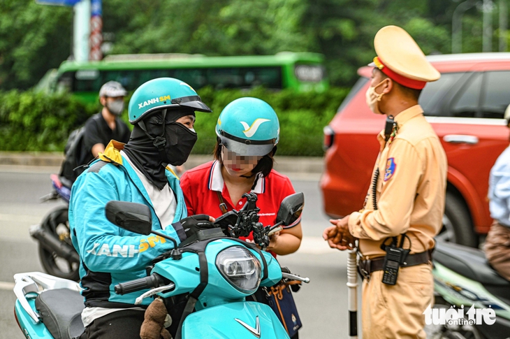 Một góc phố phạt hàng chục xe máy leo vỉa hè, xe ôm công nghệ cũng không 'thoát' - Ảnh 5.