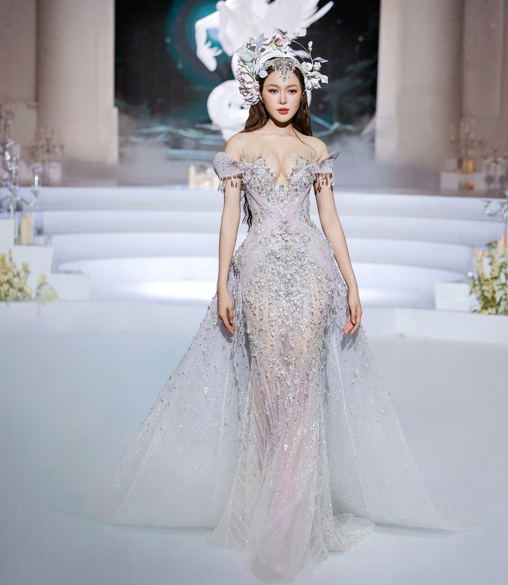 Tiểu Vy, Kiều Duy hóa thành nữ thần trong thiết kế của Phạm Đăng Anh Thư - Ảnh 3. Phạm Đăng Anh Thư - Ảnh 3.