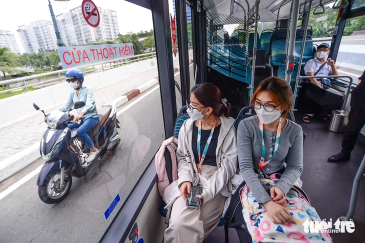 Ai được đi xe buýt miễn phí ở TP.HCM, thủ tục ra sao? - Ảnh 1.