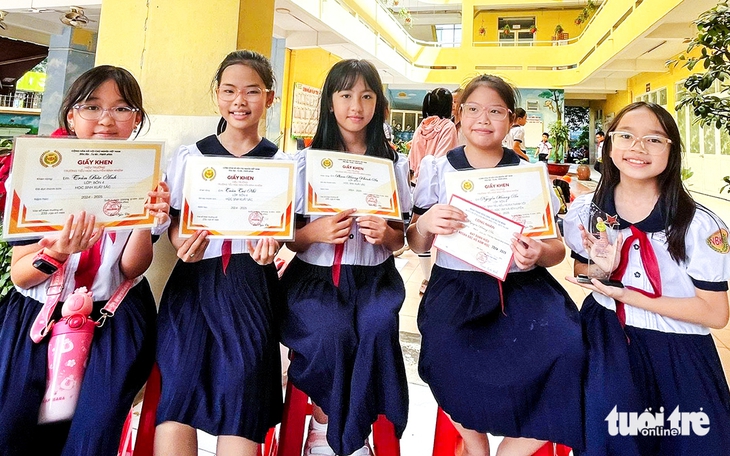Phụ huynh làm gì sau khi có kết quả tuyển sinh lớp 1, lớp 6 các trường đặc thù? - Ảnh 1. lớp 1, lớp 6 - Ảnh 1.