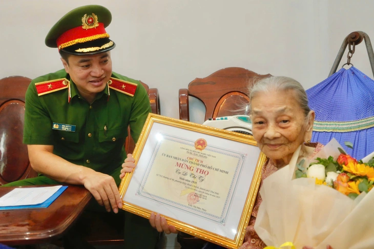 Thiếu tướng Mai Hoàng, phó giám đốc Công an TP.HCM thăm, chúc thọ các cụ cao tuổi - Ảnh 2.