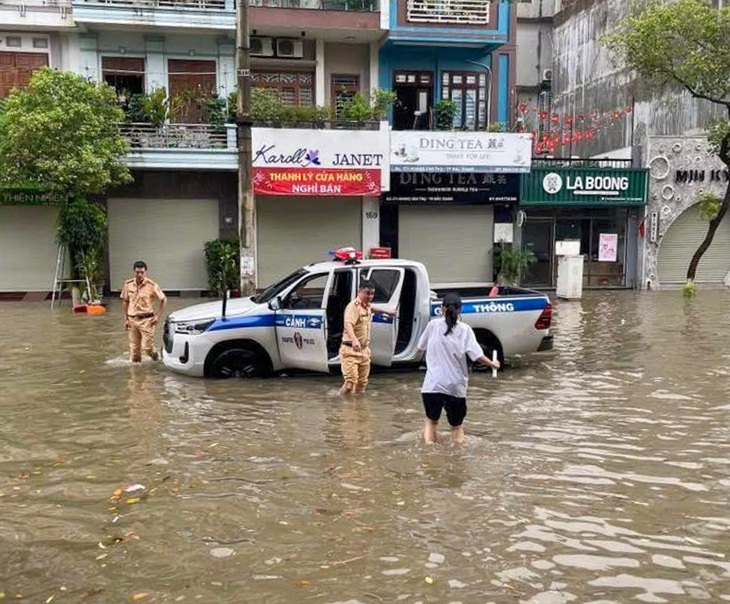 Thí sinh thi lớp 10 được cảnh sát giao thông 'hộ tống' bằng xe đặc chủng - Ảnh 3. thi vào lớp 10 - Ảnh 3.