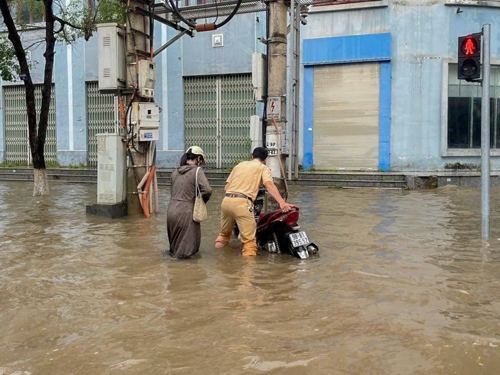 Thí sinh thi lớp 10 được cảnh sát giao thông 'hộ tống' bằng xe đặc chủng - Ảnh 4. thi vào lớp 10 - Ảnh 4.