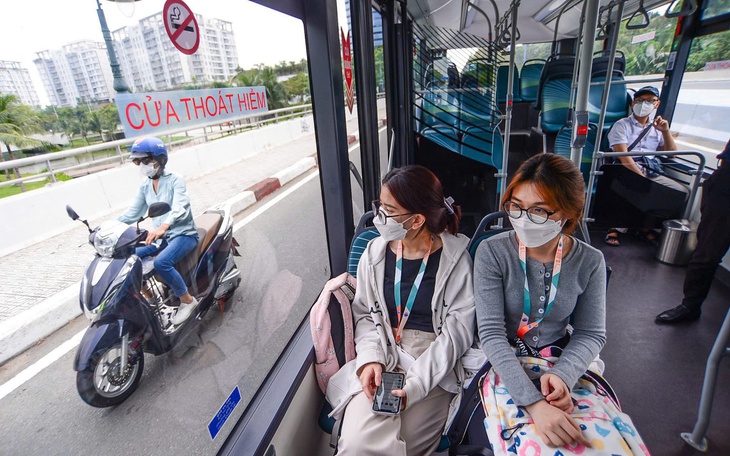 Người cao tuổi ở TP.HCM nhận vé xe buýt miễn phí tự động bằng căn cước, VNeID - Ảnh 1.