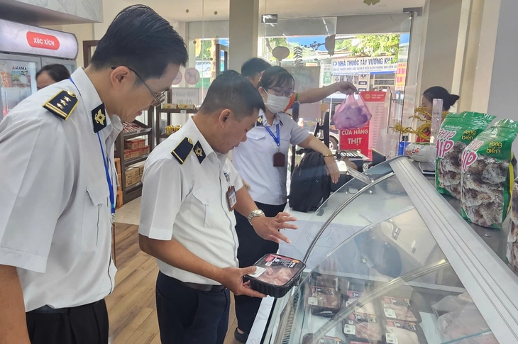 Bình Dương kiểm tra đột xuất 9 cửa hàng của Công ty C.P Việt Nam - Ảnh 2. Bình Dương kiểm tra đột xuất 9 cửa hàng của Công ty C.P Việt Nam - Ảnh 2.