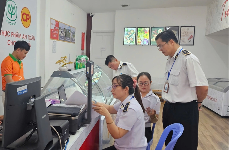 Bình Dương kiểm tra đột xuất 9 cửa hàng của Công ty C.P Việt Nam - Ảnh 1. Bình Dương kiểm tra đột xuất 9 cửa hàng của Công ty C.P Việt Nam - Ảnh 1.
