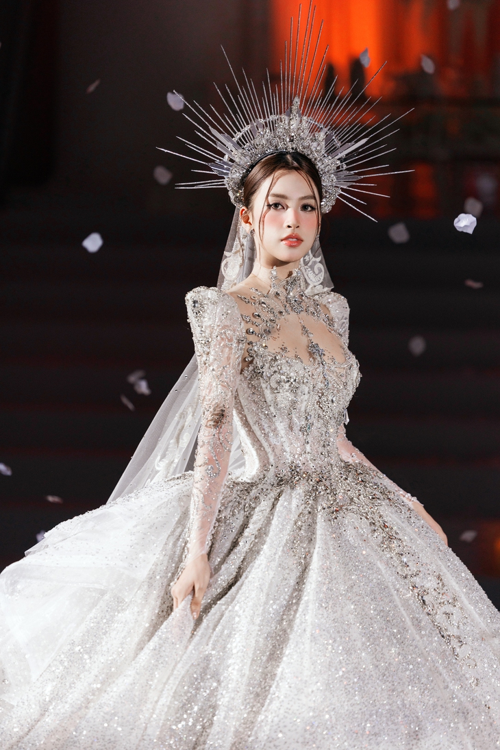 Tiểu Vy, Kiều Duy hóa thành nữ thần trong thiết kế của Phạm Đăng Anh Thư - Ảnh 2. Phạm Đăng Anh Thư - Ảnh 2.