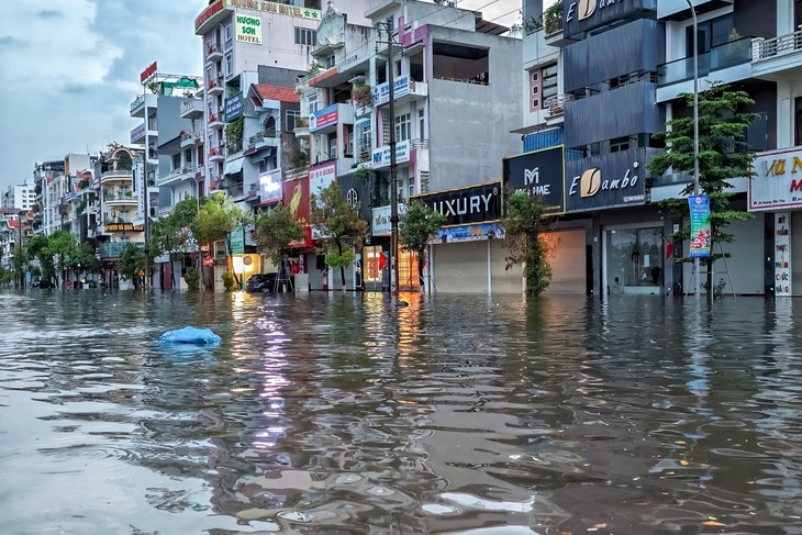 Trung tâm Bắc Giang ngập sâu sau mưa lớn, dân 'lọ mọ' tìm đường vòng đi làm - Ảnh 3. Trung tâm Bắc Giang ngập sâu sau mưa lớn - Ảnh 3.