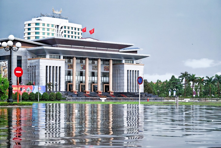 Trung tâm Bắc Giang ngập sâu sau mưa lớn, dân 'lọ mọ' tìm đường vòng đi làm - Ảnh 1. Trung tâm Bắc Giang ngập sâu sau mưa lớn - Ảnh 1.