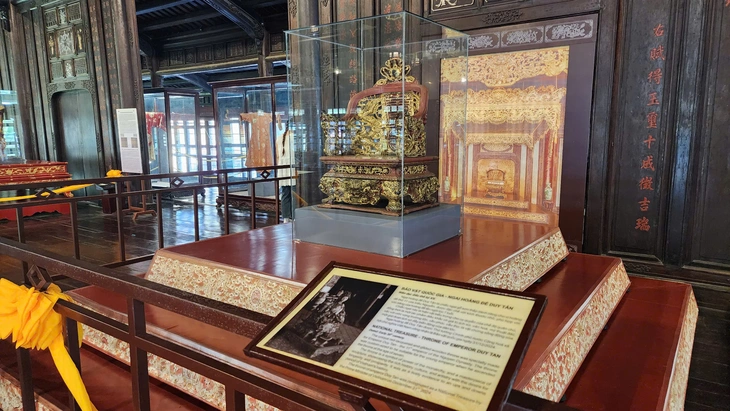 Ngai vàng triều Nguyễn giờ đặt trong lồng kính, thêm công an bảo vệ cổ vật - Ảnh 3.