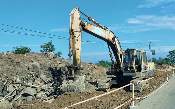 Cận cảnh bạt núi, nắn khúc cua quốc lộ 28B nối Bình Thuận với Lâm Đồng - Ảnh 10.