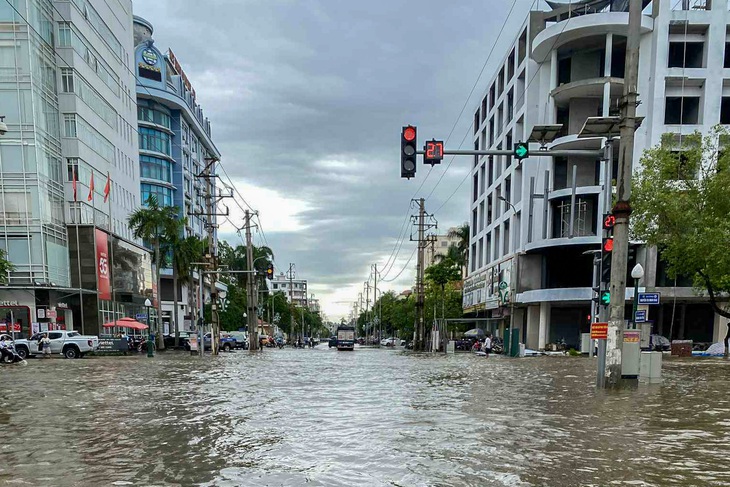 Trung tâm Bắc Giang ngập sâu sau mưa lớn, dân 'lọ mọ' tìm đường vòng đi làm - Ảnh 4. mưa lớn - Ảnh 4.