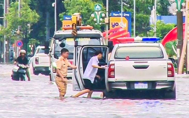 Cảnh sát giao thông lội nước ngập đón thí sinh đi thi lớp 10 - Ảnh 1. thi vào lớp 10 - Ảnh 1.