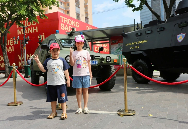 Nhiều khí tài 'khủng' thường thấy trên phim ảnh lần đầu xuất hiện ở phố đi bộ Nguyễn Huệ - Ảnh 1.