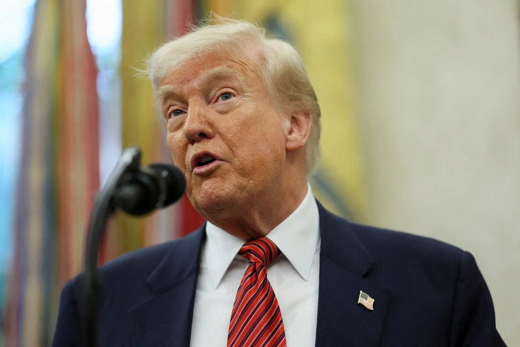 Ông Trump ký lệnh cấm nhập cảnh với công dân 12 nước - Ảnh 1.