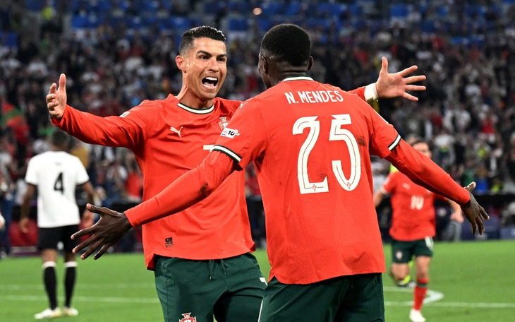 Hai TikToker trốn 27 giờ trong nhà vệ sinh để 'xem chùa' chung kết Champions League - Ảnh 3.