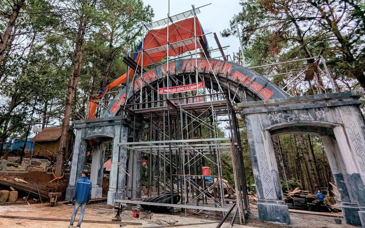 11 chiếc chiêng gắn trên cổng chào Biển Hồ giá hơn 4 tỉ đồng - Ảnh 3.