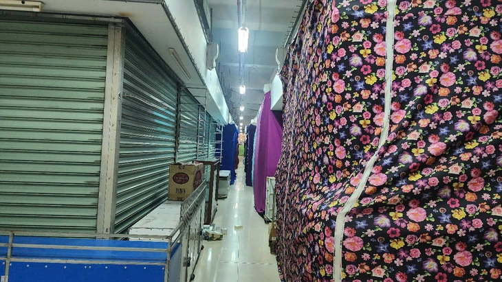 Nhiều ki ốt ở chợ trung tâm Buôn Ma Thuột bất ngờ đóng cửa - Ảnh 2.