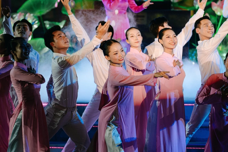 Tạ Minh Tâm, Anh Tú, Võ Hạ Trâm, Vân Khánh hát mừng sinh nhật Bác trong Hành trình thế kỷ - Ảnh 3.