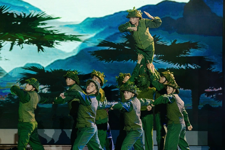 Tạ Minh Tâm, Anh Tú, Võ Hạ Trâm, Vân Khánh hát mừng sinh nhật Bác trong Hành trình thế kỷ - Ảnh 5.