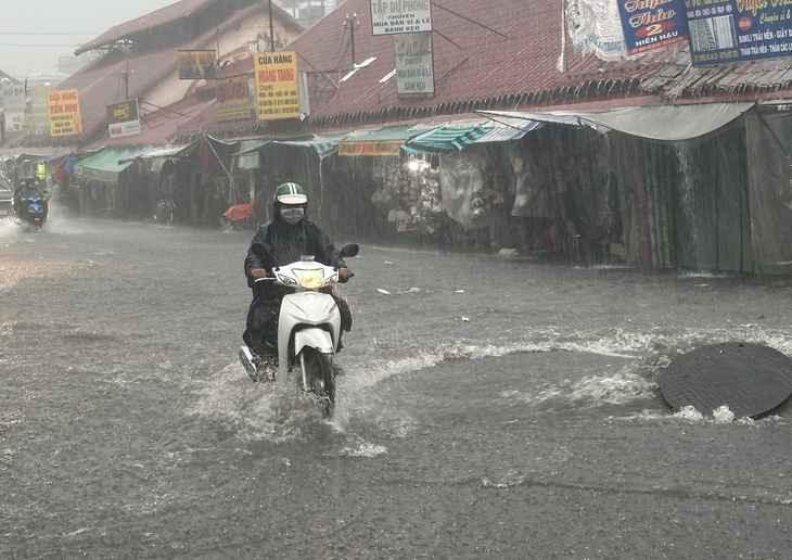 Hôm nay 5-6, Nam Bộ vẫn mưa to, đề phòng lốc, sét, mưa đá - Ảnh 1.