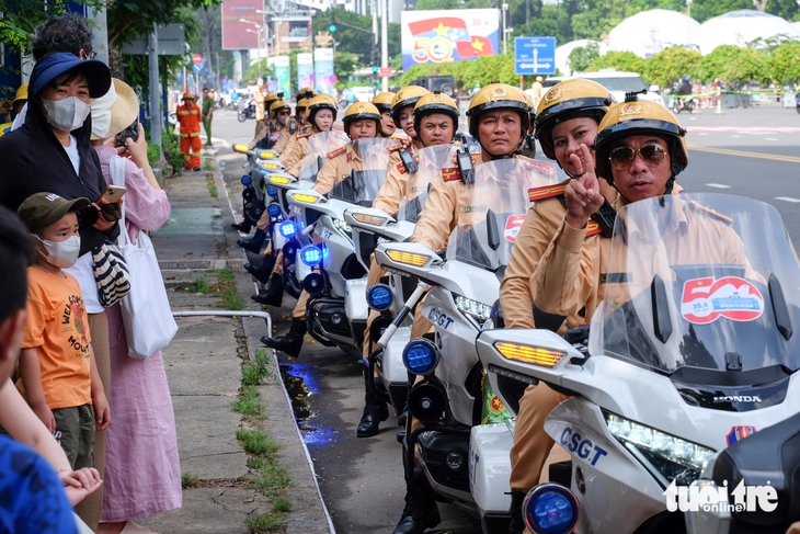 Ngắm 'bóng hồng' cảnh sát giao thông 'chế ngự' siêu mô tô Honda Gold Wing - Ảnh 5.