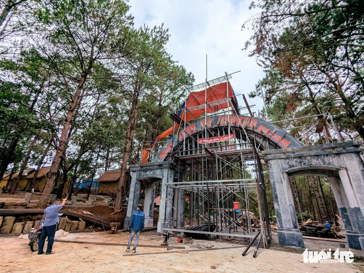 Xôn xao việc TP Pleiku chi 25 tỉ đồng xây cổng chào Biển Hồ - Ảnh 1.