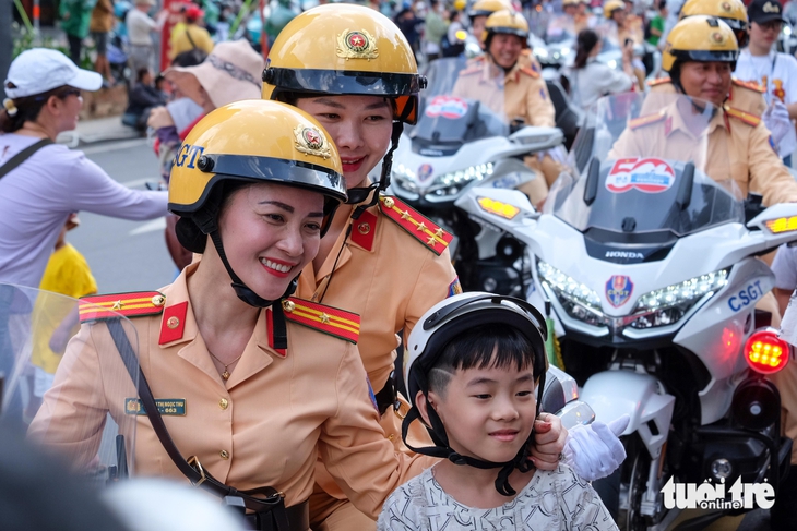 Ngắm 'bóng hồng' cảnh sát giao thông 'chế ngự' siêu mô tô Honda Gold Wing - Ảnh 9.