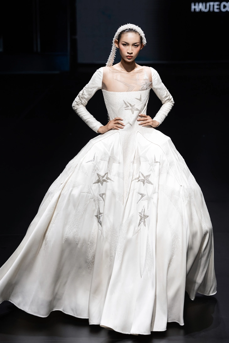 'Vở diễn thời trang' đặc sắc của nhà thiết kế Haute Couture Julien Fournié - Ảnh 3. 'Vở diễn thời trang' đặc sắc của nhà thiết kế Haute Couture Julien Fournié - Ảnh 3.
