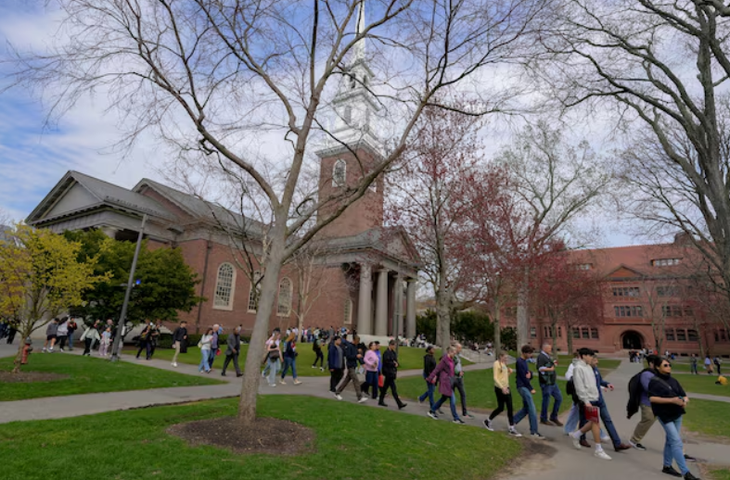 Mỹ ký sắc lệnh hạn chế visa du học Harvard - Ảnh 1.
