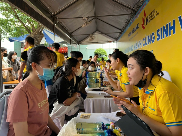 Bị đánh rớt khi xin việc vì... quá giỏi - Ảnh 1.