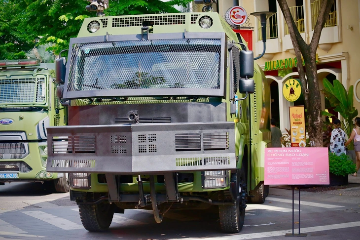 Nhiều khí tài 'khủng' thường thấy trên phim ảnh lần đầu xuất hiện ở phố đi bộ Nguyễn Huệ - Ảnh 7.