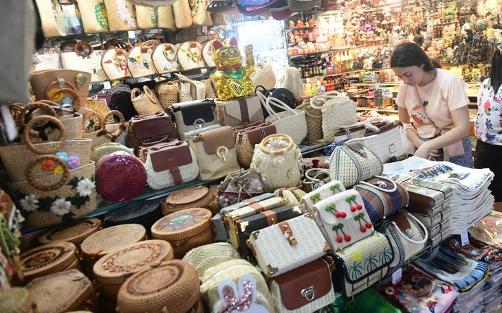 Người buôn nhỏ lẻ bối rối: Hàng hóa không hóa đơn, giờ bán ra thế nào? - Ảnh 2.