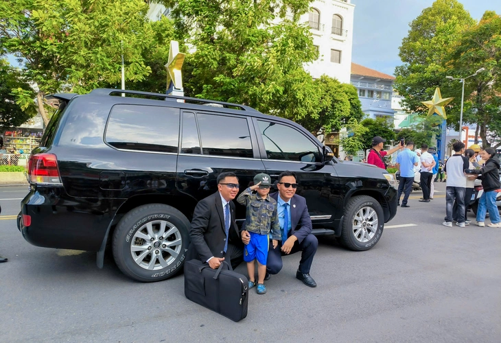 Cảnh sát cơ động, cảnh khuyển ‘thị uy’ trên phố Lê Lợi trước lễ chính thức  - Ảnh 2.