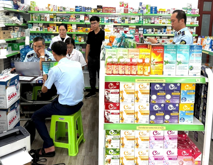 Chống buôn lậu, hàng giả 6-6: Tạm giữ 2 tấn táo đỏ và nhiều túi gân bò, vịt quay - Ảnh 1.