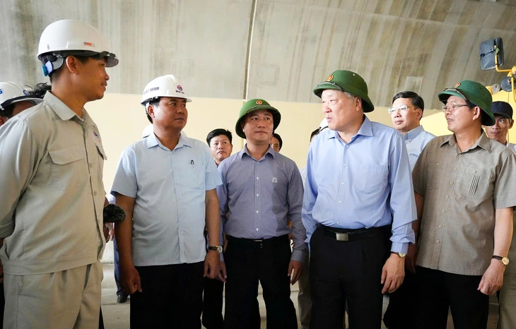Phó thủ tướng Nguyễn Hòa Bình kiểm tra cao tốc Quy Nhơn - Chí Thạnh - Ảnh 2.